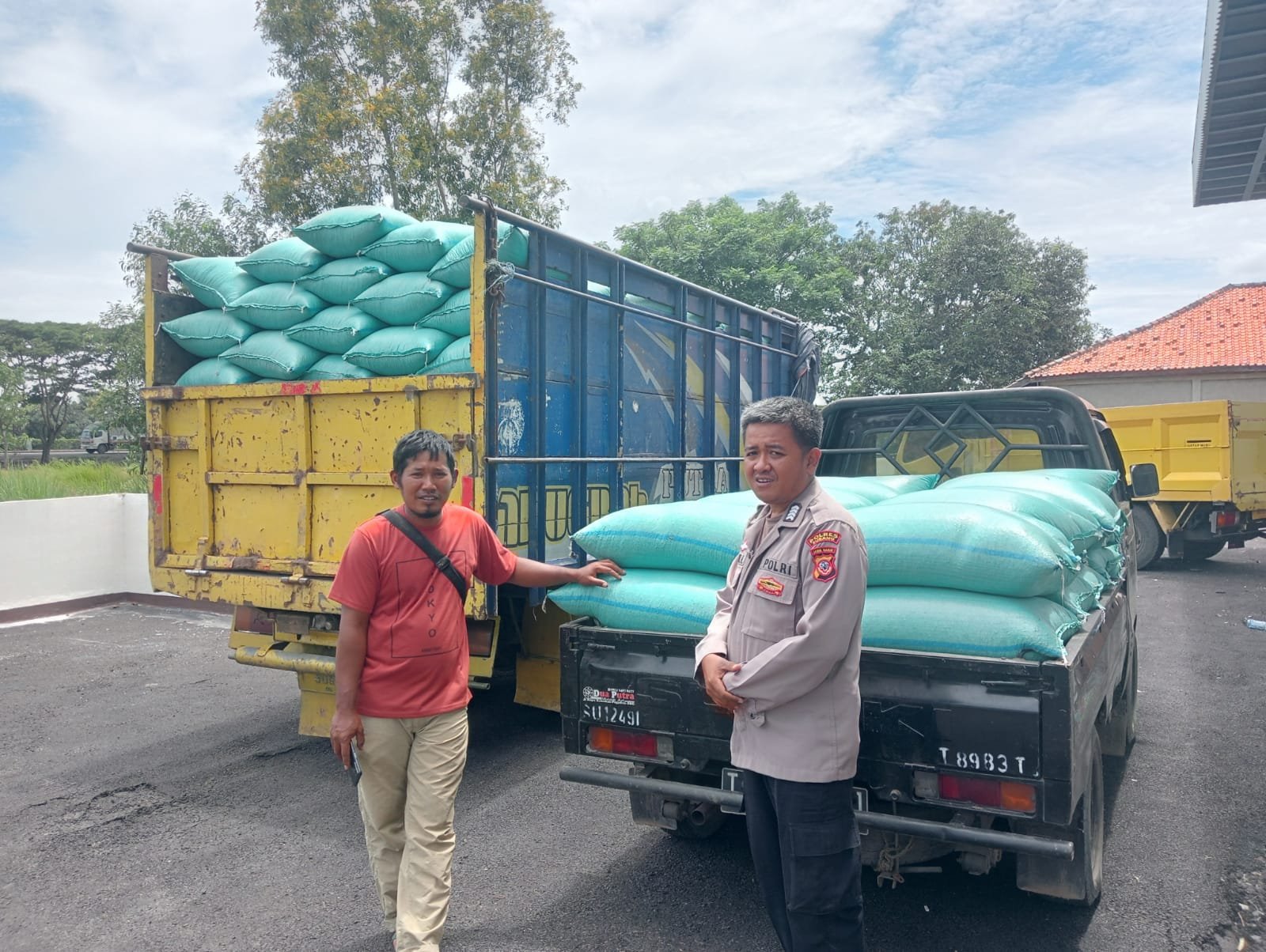 Personel Polsek Jajaran Polres Subang Panen Jagung dan Antar Hasil Panen ke Gudang Pangan Polda Jabar